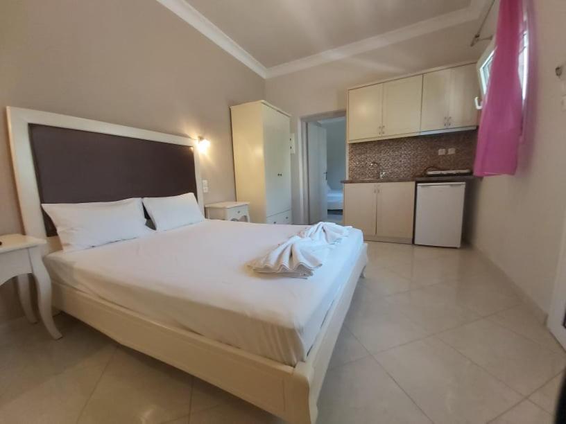Konstantinos Apartments Ammoudia Pokoj fotografie